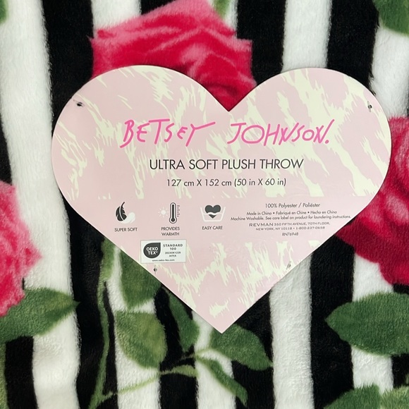 🔥🔥🆕💋BETSEY JOHNSON💋 ULTRA SOFT PLUSH THROW BLANKET - Picture 2 of 5